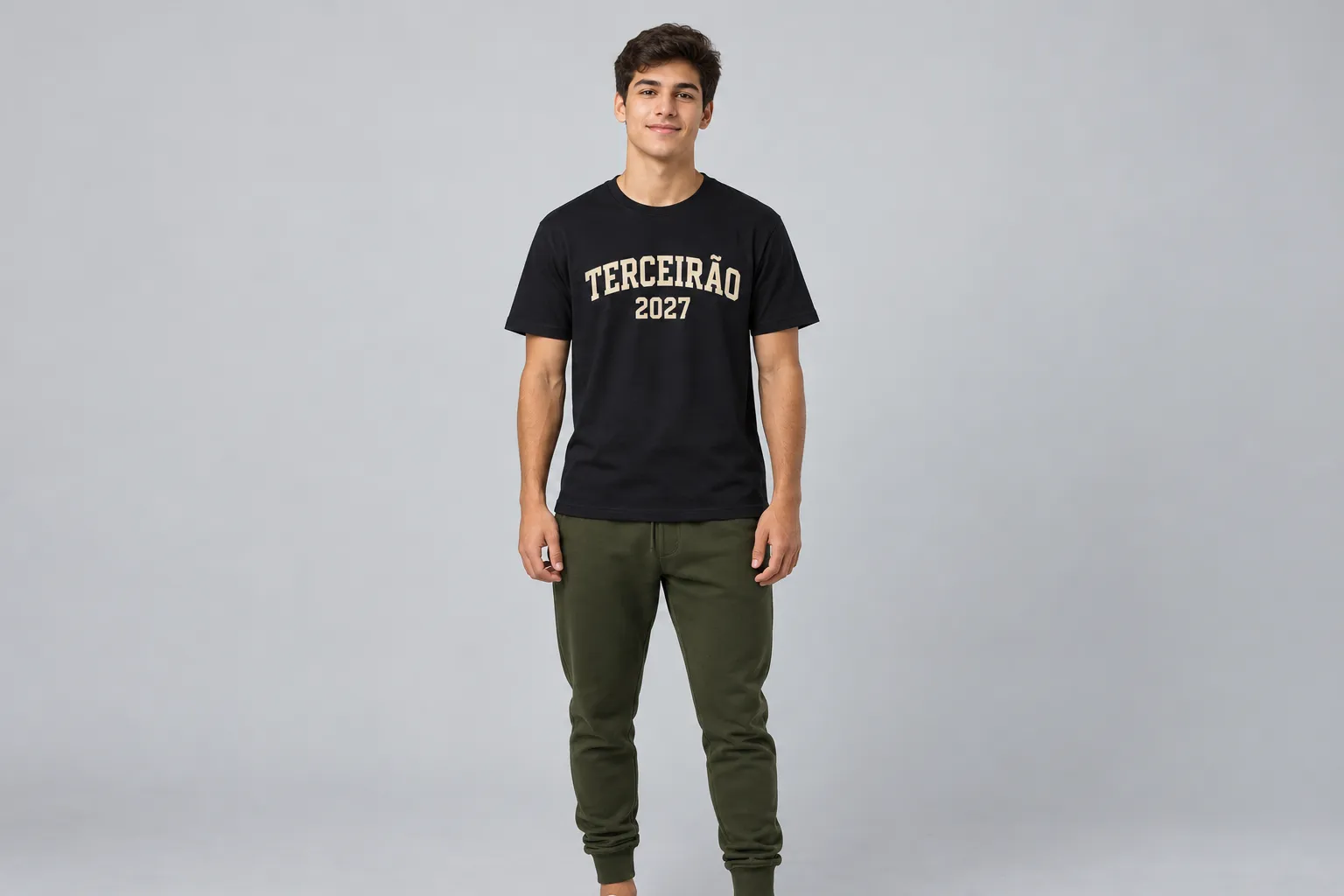 Formando com camiseta preta estampada TERCEIRÃO 2027 e calça jogger verde