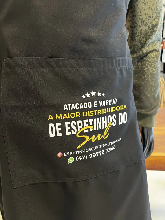 Avental com estampa colorida aplicada